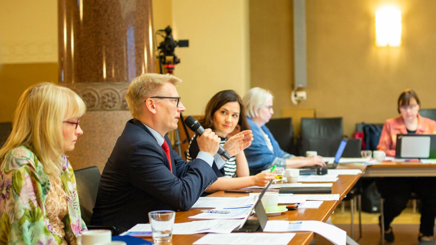 Parlamentarisk diskussion om Sunda lokaler-programmet