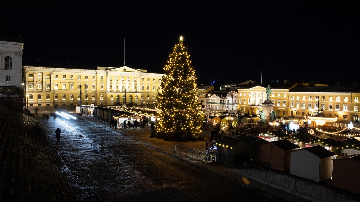 Kuvituskuvassa on jouluinen Senaatintori ja valaistu joulukuusi Helsingissä.